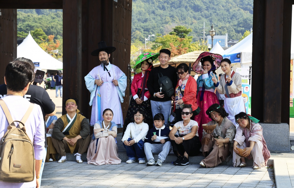 마당극 배우들과 방문객 사진찍기- (3).JPG